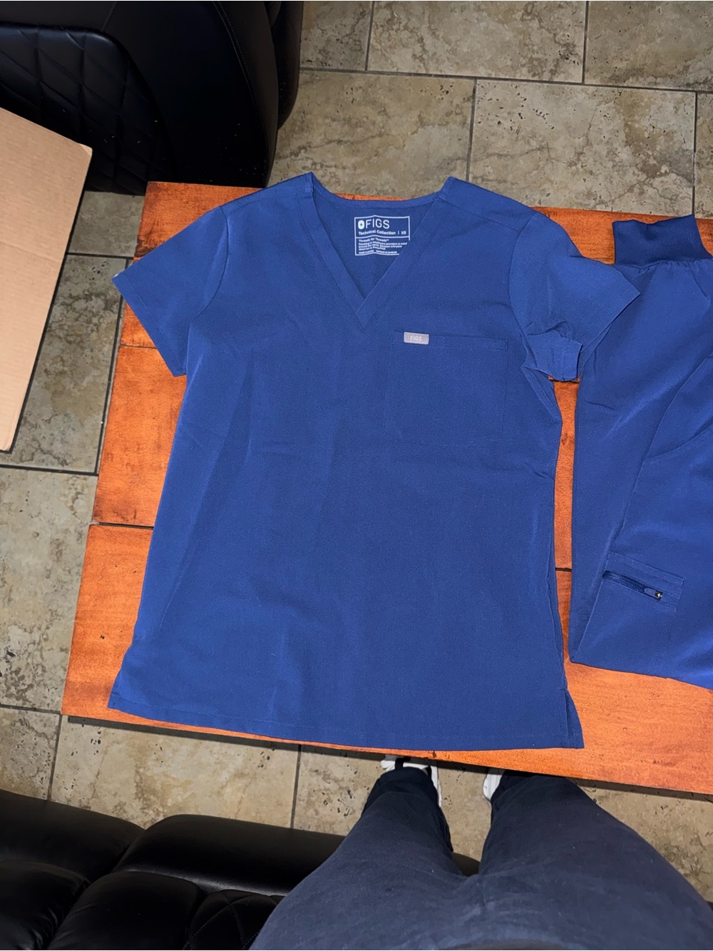 FIGS sapphire blue V-Neck Scrub Top and uman bottoms set - Picture 10 of 11